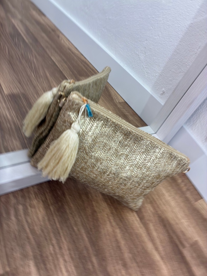 Cartera dorada pompón