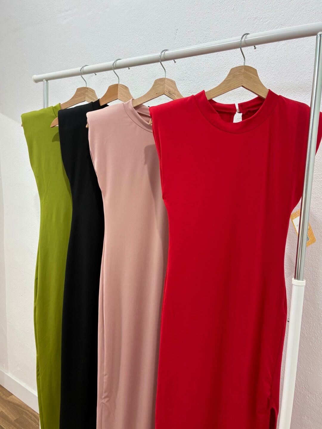 Vestido basic hombreras