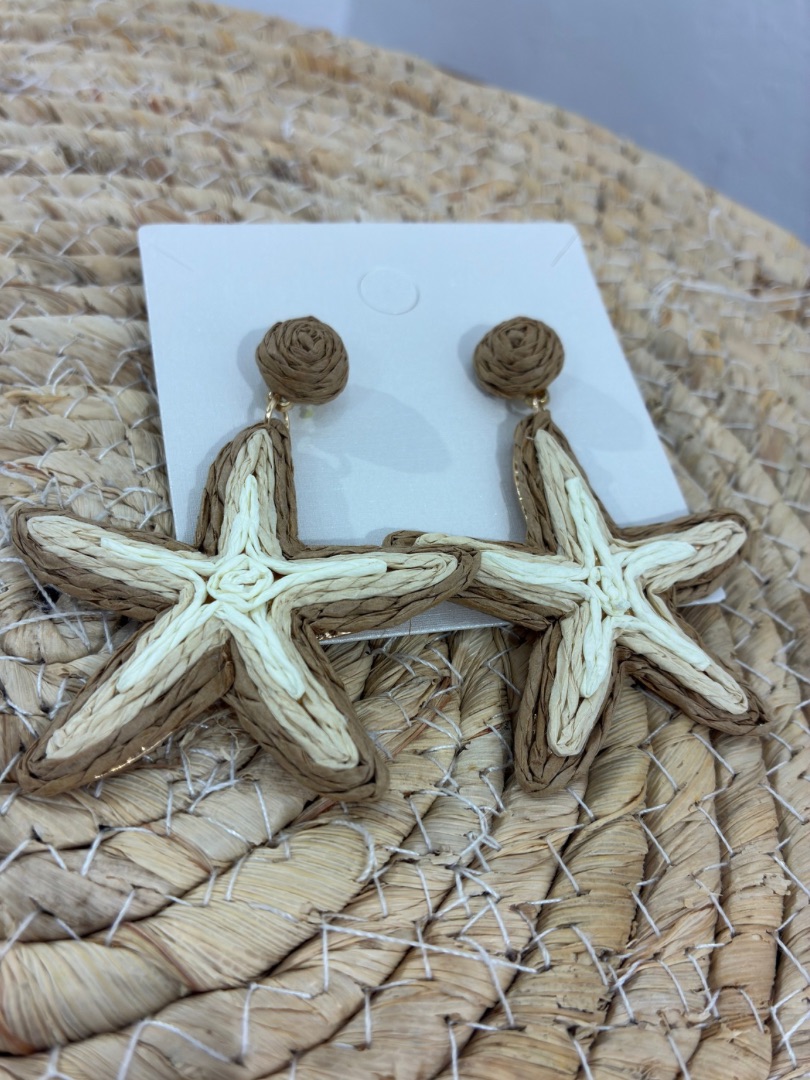 Pendiente estrella rafia