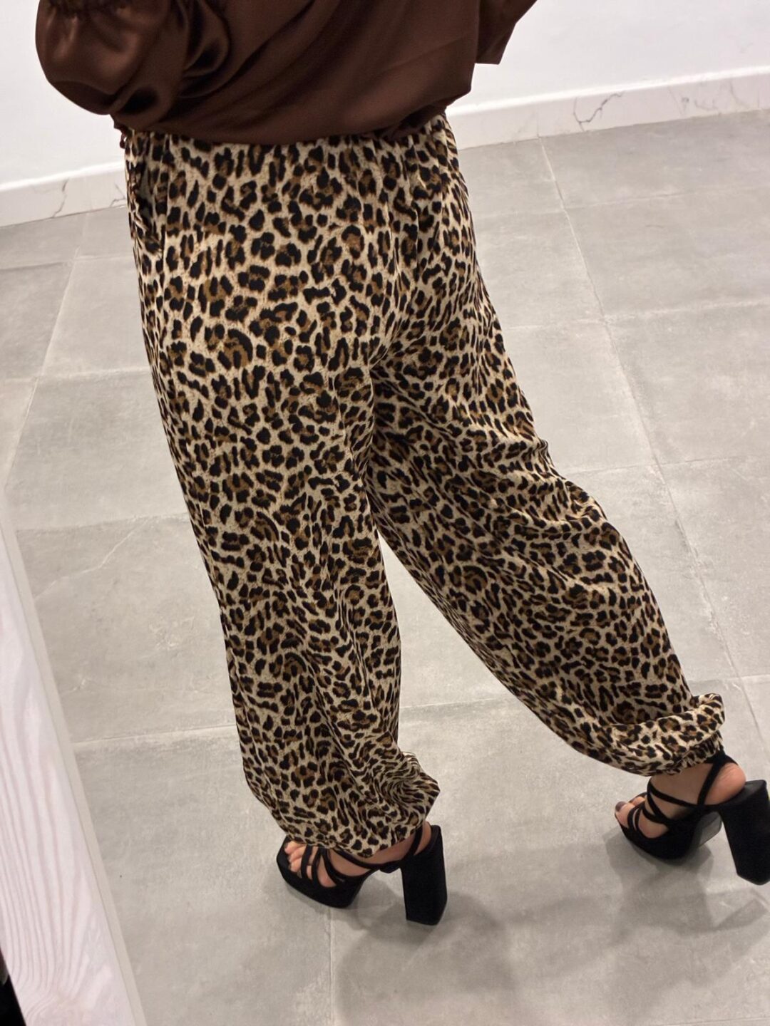 Pantalón satén animal print